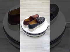 남자들은 운동화로 미끄러집니다.